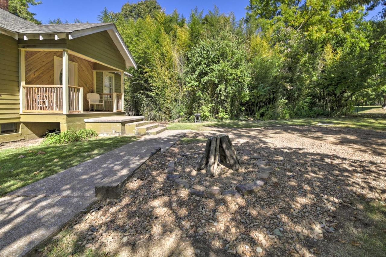 Pet-Friendly Cottage With Fire Pit - 3 Mi To Siu! Carbondale Εξωτερικό φωτογραφία